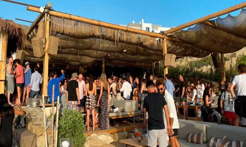 Κορονοϊός: Τα κρούσματα διπλασιάστηκαν, εάν χρειαστεί θα κλείσουν τα beach bar
